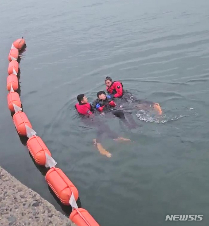 [여수=뉴시스] 13일 오전 7시19분께 여수시 소호동에서 승용차가 선착장에서 바다로 추락하자 현장에 출동한 여수소방서 구조대가 운전자를 구조하고 있다. (사진=전남소방본부 제공) 2023.02.13. photo@newsis.com