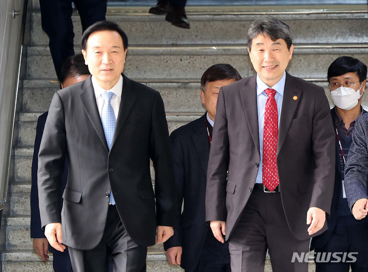 [수원=뉴시스] 김종택 기자 = 이주호 사회부총리 겸 교육부 장관과 임태희 경기도교육감이 13일 오후 경기도 수원시 경기도교육청에서 간담회장으로 이동하고 있다. (사진=경기도교육청 제공) 2023.02.13. photo@newsis.com