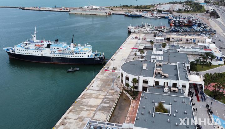 [ 트리폴리(리비아)=신화/뉴시스] 리비아 트리폴리항에 정박한 대형 크루즈선. 리비아는 2023년 2월 부터 튀니지와의 크루즈선 항로를 재개하고 튀르키예 정부와 경제 협력을 강화했다. 튀르키예는 리비아 동부군과도 화해하고 그 표시로 올해 8월 24일 전함을 파견했다. 2025. 08. 25. 