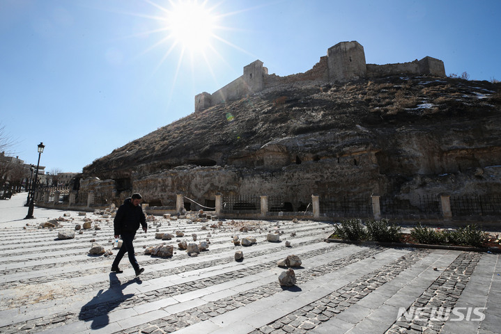 [가지안테프=뉴시스] 권창회 기자 = 13일 오후(현지시간) 튀르키예 가지안테프주 시내 유네스코 세계문화유산인 가지엔테프 성이 지진으로 인해 무너져있다. 가지엔테프는 이번 튀르키예 지진 1차 진앙지이다. 2023.02.13. kch0523@newsis.com
