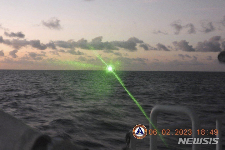 [마닐라=AP/뉴시스]지난 6일 분쟁 중인 남중국해에서 중국 해경선이 녹색 군사용 레이저 광선을 비추고 있다. 이 사진은 필리핀 해안경비대가 제공했다. 중국 해경선이 필리핀 해안경비대 선박에 군사용 레이저를 비춰 분쟁 중인 남중국해에서 일부 선원들을 일시적으로 실명케 만들고 필리핀의 주권을 침해했다고 필리핀이 13일 비난했다. 2023.02.13