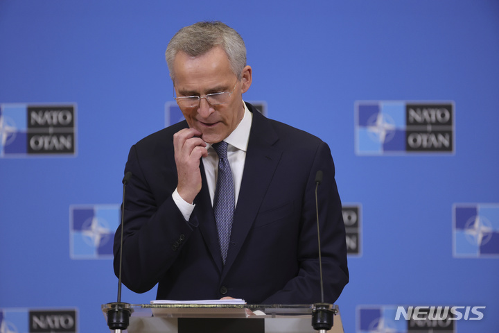 [브뤼셀=AP/뉴시스]옌스 스톨텐베르그 북대서양조약기구(NATO·나토) 사무총장이 매년 400억 달러(약 55조1120억원) 규모의 우크라이나 지원을 유지하기 위한 제안을 내놨다. 사진은 스톨텐베르그 사무총장이 나토 국방장관 회의를 하루 앞둔 지난해 2월13일(현지시각) 벨기에 수도 브뤼셀 나토 본부에서 기자회견을 하는 모습. 2024.06.14.