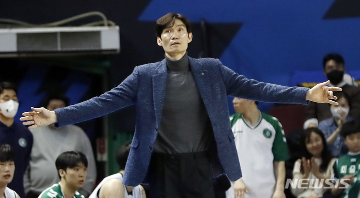 [서울=뉴시스] 최동준 기자 = 13일 서울 송파구 잠실실내체육관에서 열린 2022-2023 KBL 리그 원주 DB 프로미 대 서울 삼성 썬더스의 경기, 원주 DB 김주성 감독대행이 작전 지시를 하고 있다. 2023.02.13. photocdj@newsis.com
