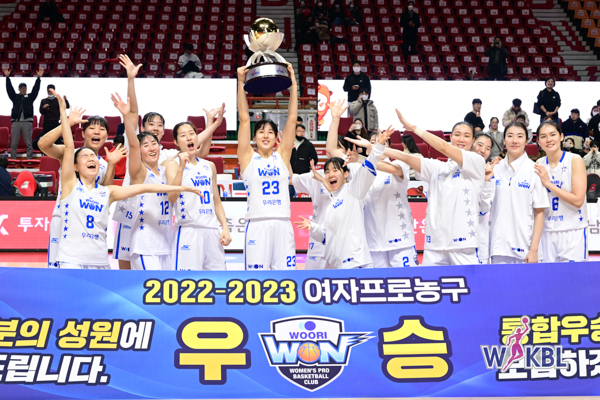[서울=뉴시스] 백동현 기자 = 13일 오후 부산 사직실내체육관에서 열린 신한은행 SOL 2022-2023 여자프로농구 BNK썸과 우리은행의 경기, 76대 52로 승리하며 정규리그 1위를 확정지은 우리은행 선수들이 기념촬영하고 있다. (사진=WKBL 제공) 2023.02.13. photo@newsis.com *재판매 및 DB 금지