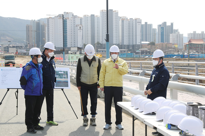 지난해 해빙기 주요사업장을 안전점검하는 김동일(오른쪽 두번째) 보령시장 *재판매 및 DB 금지