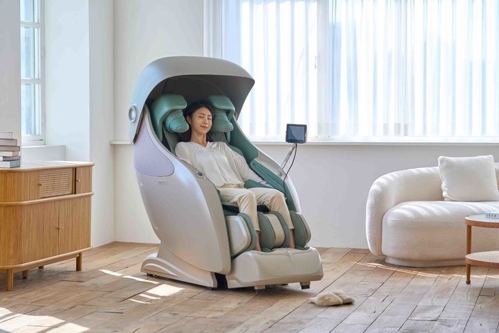 [서울=뉴시스] 14일 코지마가 국내 안마의자 업계 최초로 사람의 손을 형상화한 목·어깨 전용 특수 엔진 탑재를 통해 보다 섬세한 마사지가 가능한 신제품 안마의자 ‘호프’를 출시했다. (사진=코지마 제공) *재판매 및 DB 금지