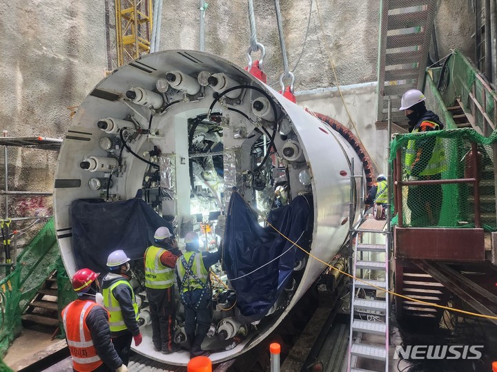[용인=뉴시스] 반도체클러스터 전력구 공사에 쓰이는 TBM장비를 조립하고 있다