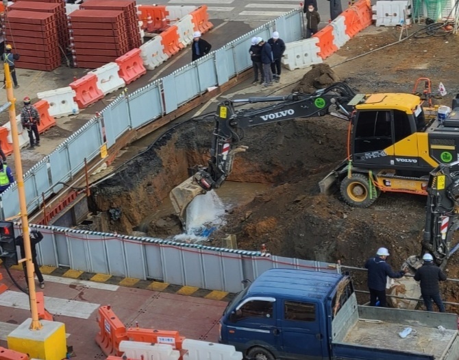 [광주=뉴시스] 김혜인 기자 = 14일 오전 광주 남구 백운광장 도시철도2호선 4공구 공사 구간에서 매설된 상수도관이 파손돼 물이 나오고 있다. 2023.02.14. (사진=독자 제공) photo@newsis.com *재판매 및 DB 금지