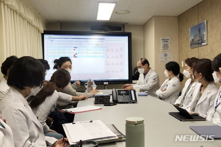 [부천=뉴시스] 정일형 기자 = 소아심장 실습을 위해 부천세종병원 찾은 의대생들과 의료진들이 실습하고 있는 모습. (사진은 부천세종병원 제공)