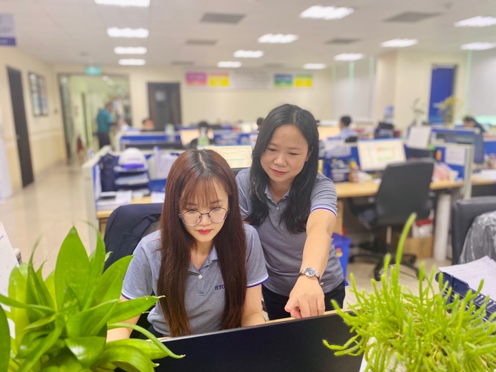 [호찌민=뉴시스] 효성첨단소재 베트남 법인에서 근무하고 있는 도디칸하(26, 왼쪽)씨와 레티탄빈(37)씨. 이들은 현지 채용 업무를 담당하고 있다.(사진=효성첨단소재) 2023.2.14 photo@newsis.com *재판매 및 DB 금지