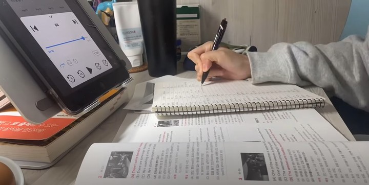 [서울=뉴시스]유튜브 채널 '지은시'에는 지난해 10월29일 '공기업 취준생 vlog·갓생인 척 브이로그'이라는 제목의 영상이 게재됐다. (사진=유튜브 채널 지은시 영상 캡처) 2023.02.15. photo@newsis.com *재판매 및 DB 금지