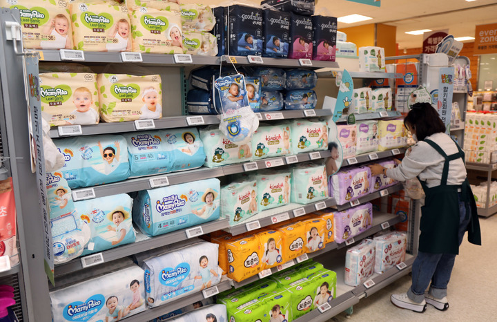 [서울=뉴시스] 14일 식품의약품안전처에 따르면 2021년과 2022년 성인용 기저귀 수입량은 매년 2만톤을 넘어섰다. 사진은 한 대형마트 기저귀 판매대의 모습. (사진=이마트 제공) *재판매 및 DB 금지