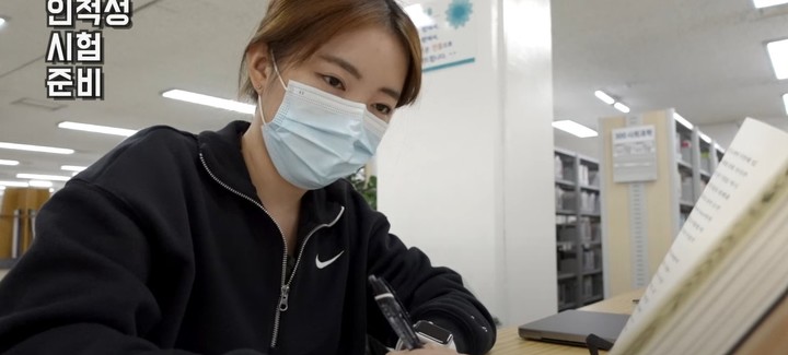 [서울=뉴시스]유튜버 '소정쓰 SJ's'는 지난 1월5일 '2022 하반기 문과 취준, 이렇게까지 힘든 일인가'라는 제목의 영상을 게재했다. 2023.02.15. photo@newsis.com *재판매 및 DB 금지