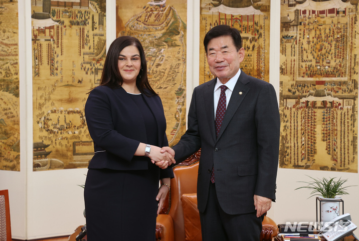 [서울=뉴시스]김진표 국회의장이 14일 아살 가산 알리 니아지 알-탈 주한 요르단 대사를 접견하고 있다. (사진=국회 제공) 2023.02.14.