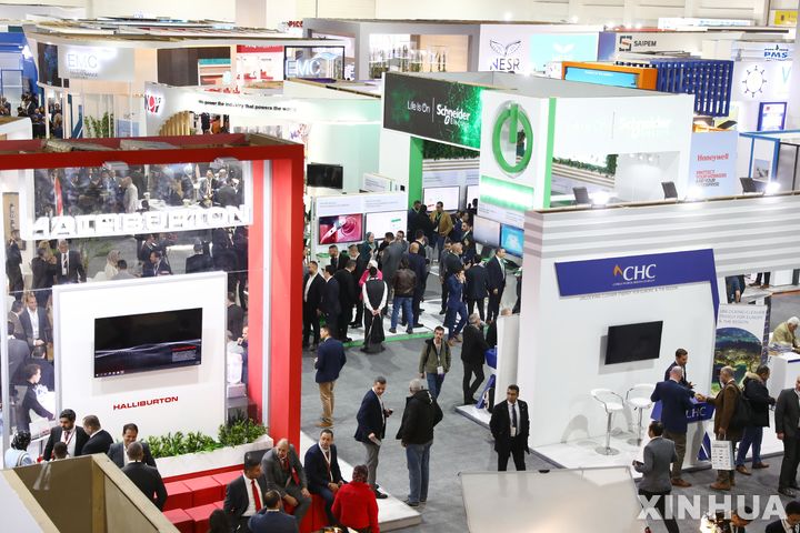 [ 카이로=신화/뉴시스] 올 해 2월 13일 카이로에서 열린 제 16회이집트 석유엑스포 전시장 모습. 이집트는 최근 몇 해동안 지중해 가스유전을 비롯해 서부 사막지대, 수에즈 지역, 시나이 반도 등 곳곳에서 유전과 가스전이 발견되면서 2023년 동안 29개의 석유가스 개발 협정을 체결했다고 석유광물자원부가 공식 발표했다. 2023. 12. 29. 