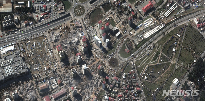 [카라만마라슈=AP/뉴시스] 막사 테크놀로지스가 제공한 위성 사진에 지난 13일(현지시간) 튀르키예 카라만마라슈에 지진으로 파괴된 건물 흔적과 이재민 텐트촌이 보인다. 2023.02.20.