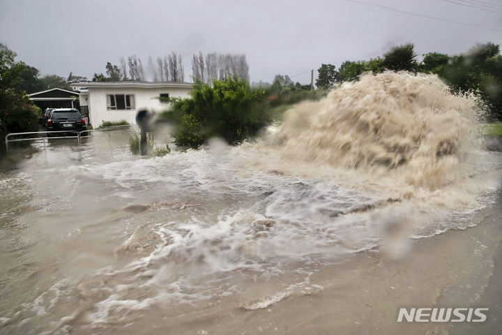 [오클랜드=AP/뉴시스] 14일(현지시간) 뉴질랜드 오클랜드 남서쪽에 있는 테 아왕가 거리에 있는 빗물 배수구에서 물이 쏟아져 나오고 있다. 뉴질랜드 정부는 사이클론 '가브리엘'이 강타한 북섬 전역에 비상사태를 선포했다. 2023.02.14.