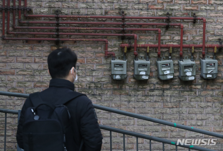 [서울=뉴시스] 김금보 기자 = 1월분 도시가스 요금 고지서 검침·청구가 진행중인 14일 오전 서울 시내 한 주택가에 도시가스 계량기가 설치돼 있다. 2023.02.14. kgb@newsis.com