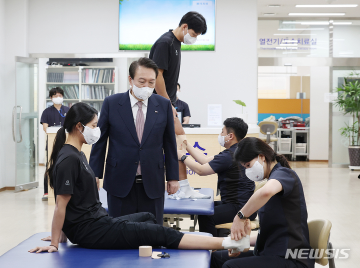 [진천=뉴시스] 홍효식 기자 = 윤석열 대통령이 14일 충북 진천선수촌에서 열린 2023 대한민국 체육비전 보고회를 마친 뒤 메디컬 센터를 방문해 테이핑 치료를 지켜보고 있다. (대통령실통신사진기자단) 2023.02.14. yesphoto@newsis.com