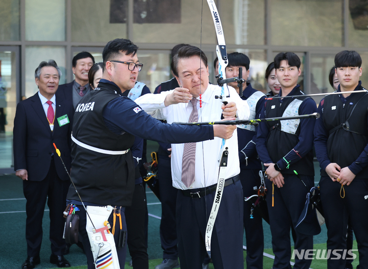 [진천=뉴시스] 홍효식 기자 = 윤석열 대통령이 14일 충북 진천선수촌에서 열린 2023 대한민국 체육비전 보고회를 마친 뒤 양궁장을 방문해 양궁 체험을 하고 있다. (대통령실통신사진기자단) 2023.02.14. yesphoto@newsis.com