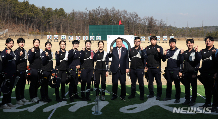 [진천=뉴시스] 홍효식 기자 = 윤석열 대통령이 14일 충북 진천선수촌에서 열린 2023 대한민국 체육비전 보고회를 마친 뒤 양궁장을 방문해 선수들을 격려하고 있다. (대통령실통신사진기자단) 2023.02.14. yesphoto@newsis.com