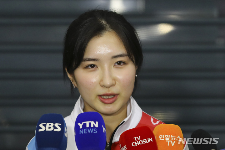 [인천공항=뉴시스] 최진석 기자 = 한국 여자 쇼트트랙 대표팀 김길리가 14일 인천국제공항을 통해 2022-23 국제빙상경기연맹(ISU) 월드컵 6차 대회를 마친 뒤 귀국해 기자들의 질문에 답하고 있다. 2023.02.14.