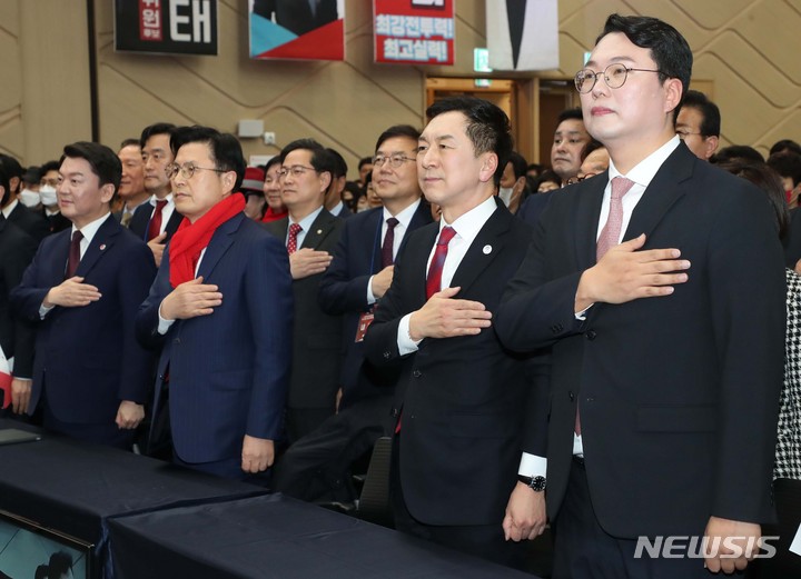 [부산=뉴시스] 이영환 기자 = 천하람(오른쪽부터), 김기현, 황교안, 안철수 국민의힘 당대표 후보가 14일 오후 부산 동구 부산항국제전시컨벤션센터에서 열린 국민의힘 제3차 전당대회 부산·울산·경남 합동연설회에서 국기에 대한 경례를 하고 있다.  2023.02.14. 20hwan@newsis.com