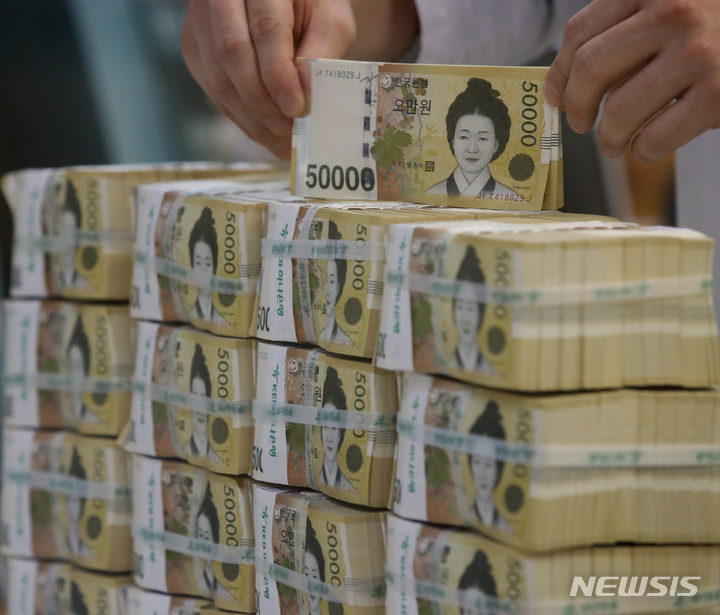 [서울=뉴시스] 조수정 기자 = 서울 중구 하나은행 위변조대응센터에서 직원이 원화를 확인하고 있는 모습. 2023.02.14. chocrystal@newsis.com