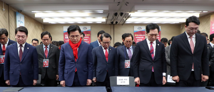 [부산=뉴시스] 이영환 기자 = 안철수(왼쪽부터), 황교안, 김기현, 천하람 국민의힘 당대표 후보가 14일 오후 부산 동구 부산항국제전시컨벤션센터에서 열린 국민의힘 제3차 전당대회 부산·울산·경남 합동연설회에 참석해 국기에 대한 경례 후 묵념하고 있다. 2023.02.14. 20hwan@newsis.com