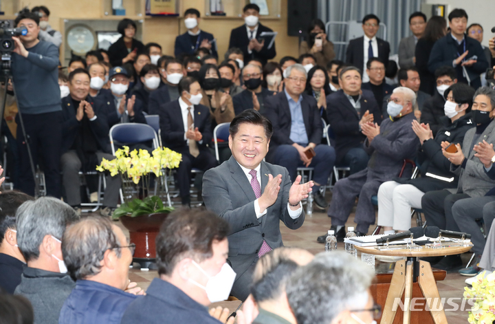 [제주=뉴시스] 우장호 기자 = 오영훈 제주지사가 14일 오후 제주시청 제1별관회의실에서 열린 '시민과의 대화'에 앞서 시민들과 인사를 나누고 있다. 2023.02.14. woo1223@newsis.com