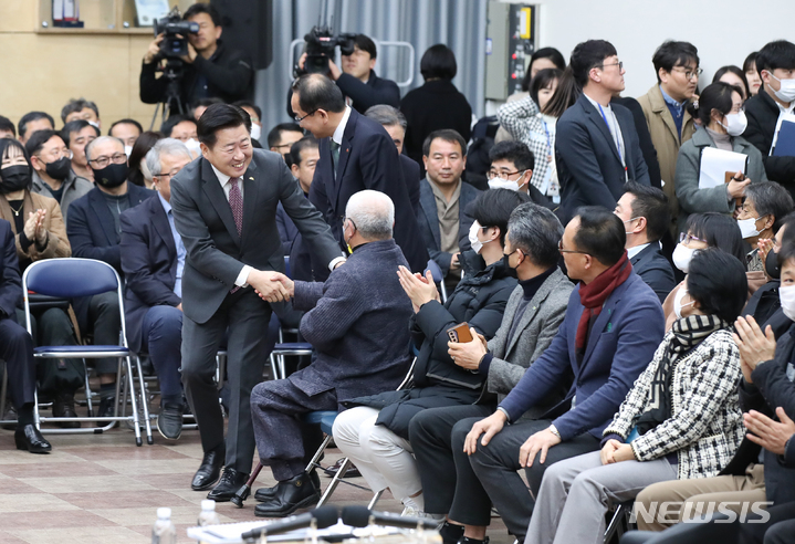 [제주=뉴시스] 우장호 기자 = 오영훈 제주지사가 14일 오후 제주시청 제1별관회의실에서 열린 '시민과의 대화'에 앞서 시민들과 인사를 나누고 있다. 2023.02.14. woo1223@newsis.com