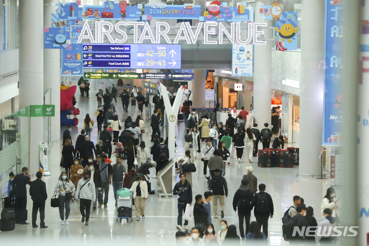 [인천공항=뉴시스] 최진석 기자 = 인천국제공항 제1터미널 면세점의 모습. 2023.02.14. myjs@newsis.com