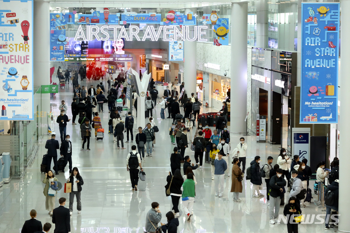 [인천공항=뉴시스] 최진석 기자 = 지난 14일 인천국제공항 제1터미널 면세점의 모습. 2023.02.24. myjs@newsis.com