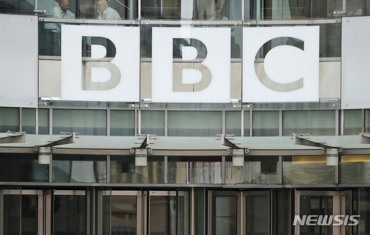 [런던=AP/뉴시스] 트위터가 미국 공영 라디오 NPR에 이어 영국 BBC를 '정부 출연 미디어'(government-funded media)로 분류해 논란이 되고 있다. 사진은 영국 런던 BBC 본사. 2023.04.10. 