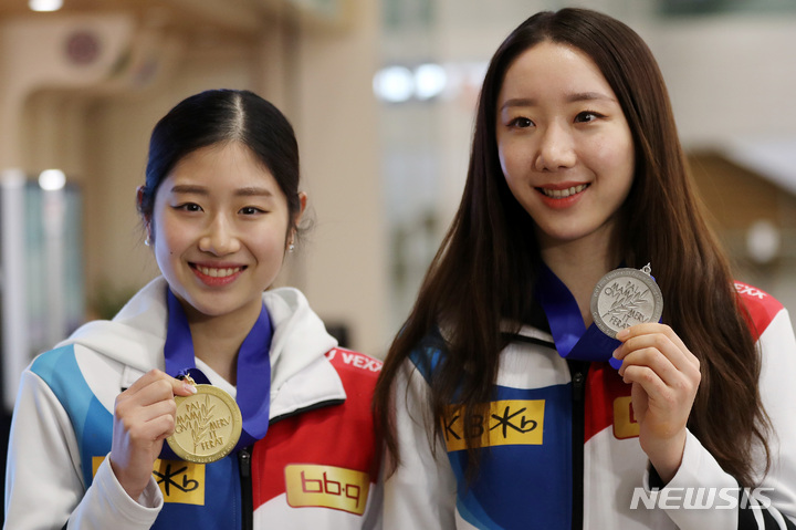 [인천공항=뉴시스] 백동현 기자 = 국제빙상경기연맹(ISU) 4대륙선수권대회에서 우승을 차지한 이해인(세화여고·왼쪽)와 준우승을 차지한 김예림(단국대)이 14일 오후 인천국제공항 제2여객터미널을 통해 귀국하며 기념촬영하고 있다. 2023.02.14. livertrent@newsis.com