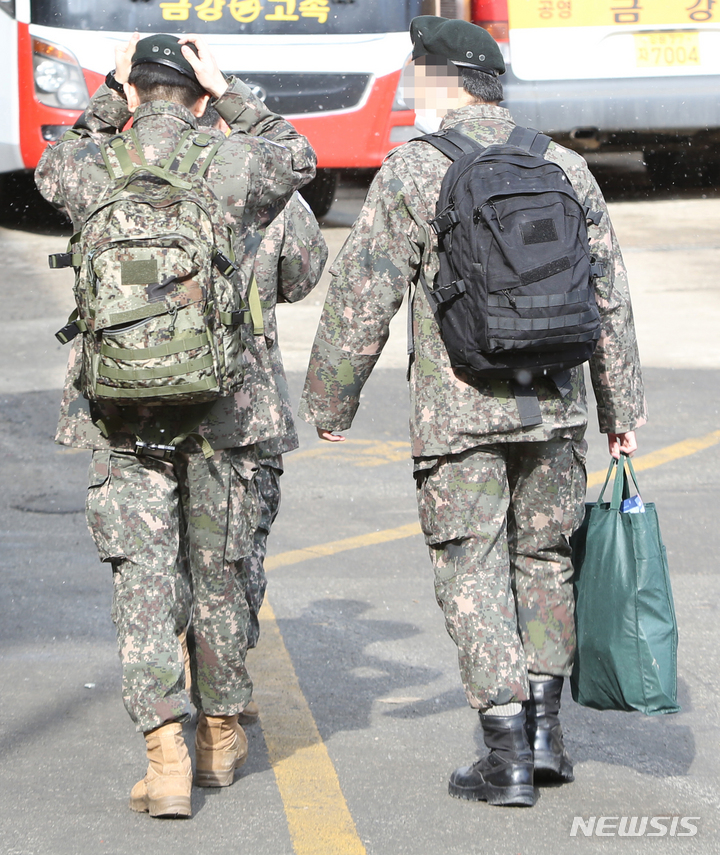 [인제=뉴시스] 김경목 기자 = 14일 육군 제12보병사단(을지부대) 휴가 장병들이 강원 인제군 북면 원통리 터미널에서 발걸음을 옮기고 있다. 2023.02.14. photo31@newsis.com