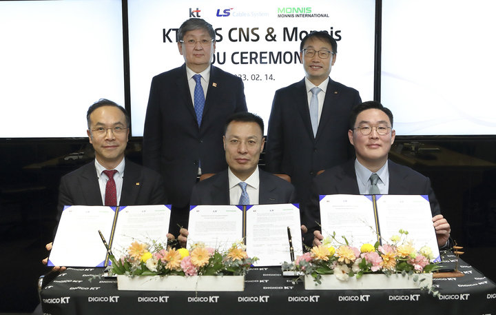 [서울=뉴시스] KT 구현모 대표(윗줄 오른쪽), 몽골 쿠렐바타르(C.KHURELBAATAR) 경제개발부장관 겸 부총리(윗줄 왼쪽), (앞줄 왼쪽부터)KT 문성욱 글로벌사업실장, 몬니스 그룹 출룬바타르(CHULUUNBAATAR Baz) 사장, LS전선 구본규 사장이 몽골 광물 개발을 위한 3자간 MOU를 체결하고 기념촬영을 하고 있다. (사진=KT 제공) 2023.2.15 *재판매 및 DB 금지