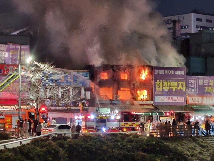 지난 14일 오후 9시 30분께 대전 중구 은행동의 한 상가에서 불이 나 약 44분 만에 진화됐다.(사진=페이스북 대전광역시 대신 전해줄께 갈무리) *재판매 및 DB 금지