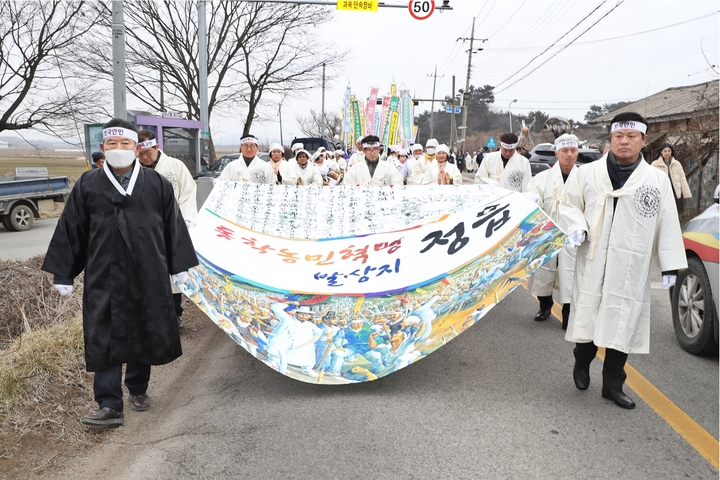 15일 정읍 이평에서 열린 제129주년 동학농민혁명 기념 '고부봉기 재현행사', 주관 단체인 동학농민혁명고부봉기기념사업회 이희청 이사장(앞 왼쪽)과 이학수 정읍시장(앞 오른쪽)이 선두에 서 농민군 진군행렬을 이끌고 있다. *재판매 및 DB 금지