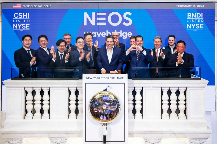 [서울=뉴시스] 네오스 ETF 상장을 기념하는 뉴욕증권거래소 ‘클로징 벨’ 행사 모습. (첫번째 줄 왼쪽 두번째부터) 조태흠 웨이브릿지 CFO, 이지훈 웨이브릿지 본부장, 오종욱 웨이브릿지 대표, 트로이 케이츠(Troy Cates) 네오스 공동설립자, 더글라스 요네스(Douglas Yones) 뉴욕증권거래소 거래상품총괄. (사진=웨이브릿지) 2023.02.15 *재판매 및 DB 금지