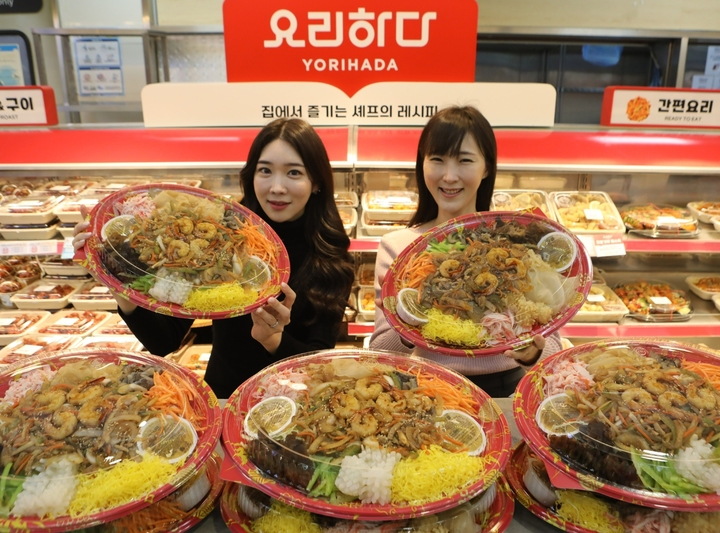 롯데마트 서울역점 즉석조리 식품코너에서 해물 양장피를 홍보하는 모습(사진=롯데마트 제공) *재판매 및 DB 금지