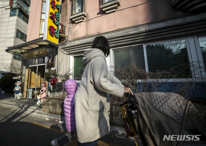 [서울=뉴시스] 정병혁 기자 = 지난 2023년 2월15일 오전 서울시내의 한 폐원한 사립유치원 앞에서 한 시민이 이동하고 있는 모습. 2023.02.15. jhope@newsis.com