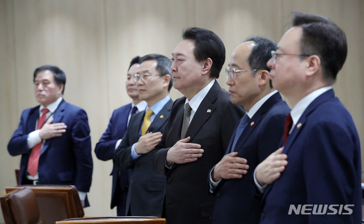 [서울=뉴시스] 홍효식 기자 = 윤석열 대통령이 15일 서울 용산 대통령실 청사에서 열린 제13차 비상경제민생회의에서 국기에 대한 경례를 하고 있다. 2023.02.15. yesphoto@newsis.com