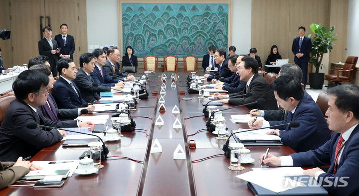 [서울=뉴시스] 홍효식 기자 = 윤석열 대통령이 15일 서울 용산 대통령실 청사에서 열린 제13차 비상경제민생회의를 주재하고 있다. 2023.02.15. yesphoto@newsis.com