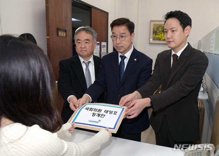 [서울=뉴시스] 추상철 기자 = 위성곤(왼쪽 두번째) 더불어민주당 원내수석부대표와 송재호(왼쪽), 김한규 의원이 15일 오전 서울 여의도 국회 의안과에서 태영호 국민의힘 의원에 대한 징계안을 제출하고 있다. (공동취재사진) 2023.02.15.photo@newsis.com