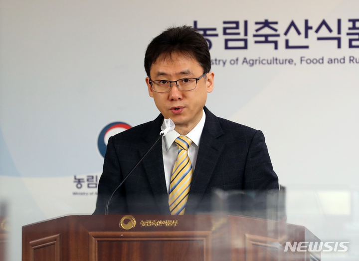 [세종=뉴시스] 강종민 기자 = 양주필 농림축산식품부 식품산업정책관이 지난 15일 세종시 정부세종청사에서 그린바이오 산업 육성 전략을 발표하고 있다. 2023.02.16. ppkjm@newsis.com