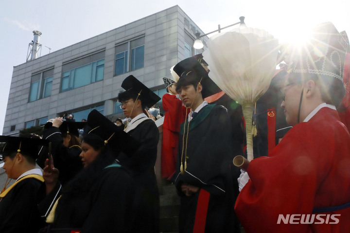 [서울=뉴시스] 최동준 기자 = 15일 서울 종로구 성균관대학교에서 졸업생들이 고유례를 봉행한 뒤 학위수여식장으로 이동하고 있다. 2023.02.15. photocdj@newsis.com