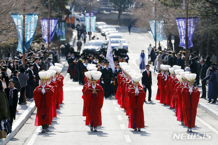 [서울=뉴시스] 최동준 기자 = 15일 서울 종로구 성균관대학교 대성전에서 졸업생들이 학위수여식 전 고유례를 봉행하고 있다. 2023.02.15. photocdj@newsis.com