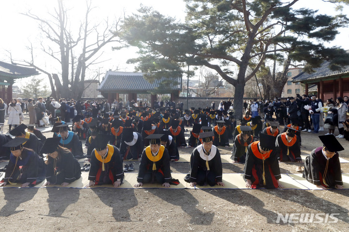 [서울=뉴시스] 최동준 기자 = 15일 서울 종로구 성균관대학교 대성전에서 졸업생들이 학위수여식 전 고유례를 봉행하고 있다. 2023.02.15. photocdj@newsis.com