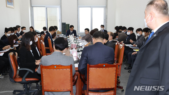 [서울=뉴시스] 이영환 기자 = 15일 오후 서울 여의도 국회에서 열린 환경노동위원회 소위원회에서 김영진 소위원장이 회의를 주재하고 있다. 이날 회의에서는 노조법 2·3조를 개정하는 노동조합 및 노동관계조정법 일부개정법률안 등을 심사한다. (공동취재사진) 2023.02.15. photo@newsis.com